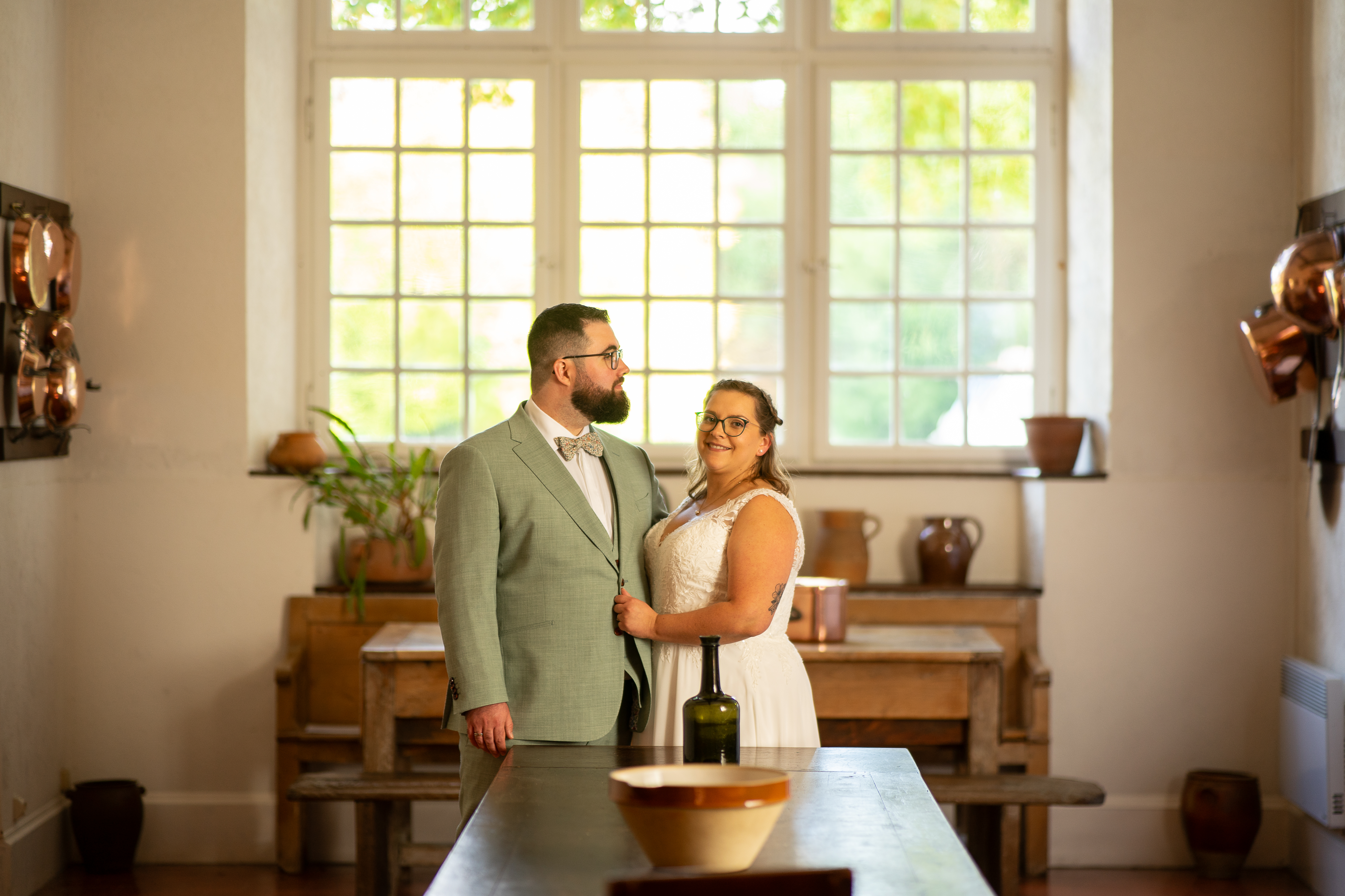 Mariage, couple enlace.